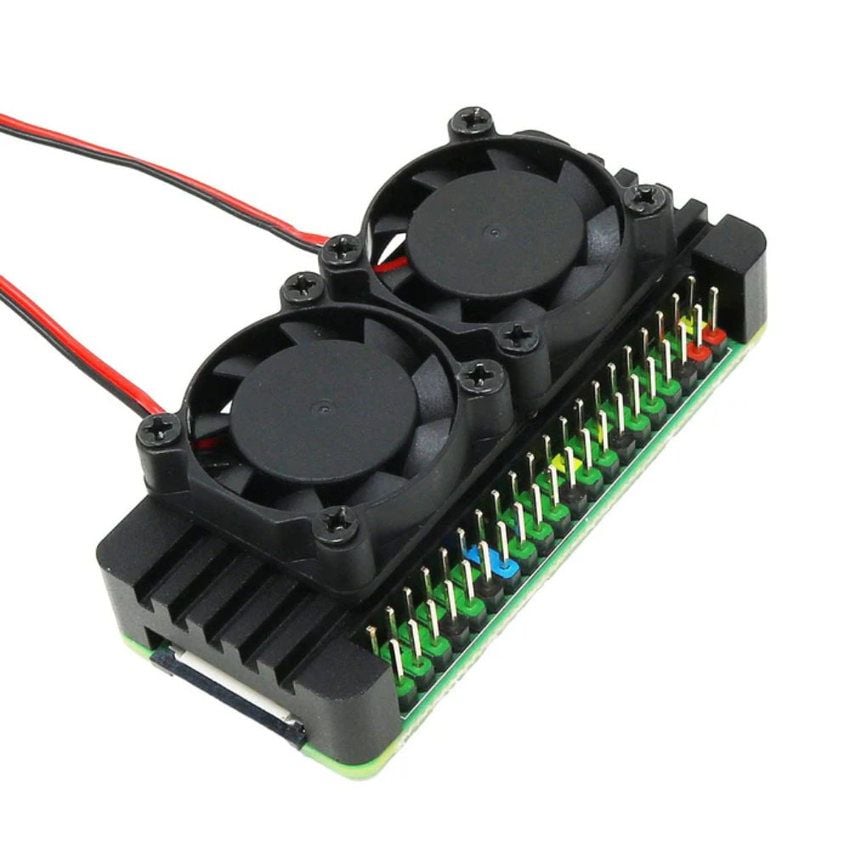 Aluminiumskjøleribbe med to svarte vifter montert på Raspberry Pi Zero