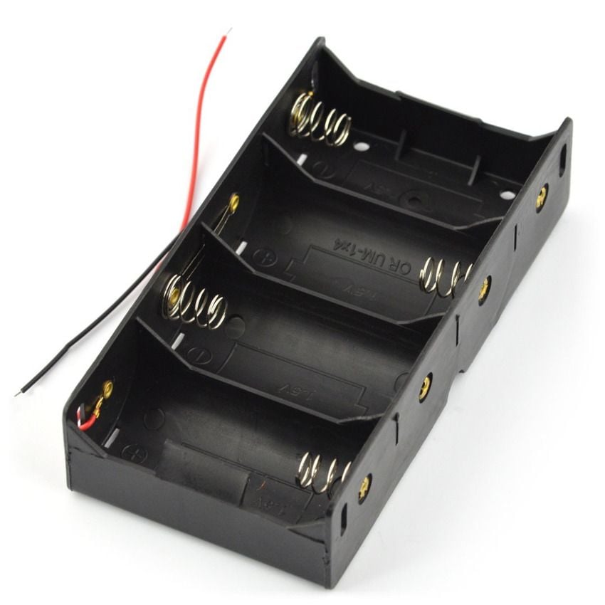 Batteriholder for fire D-batterier med avisolerte røde og svarte ledninger