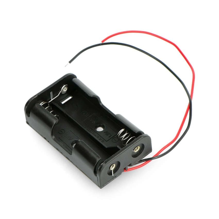 Batteriholder for to AA-batterier med røde og svarte tilkoblingsledninger, vist i vinkel