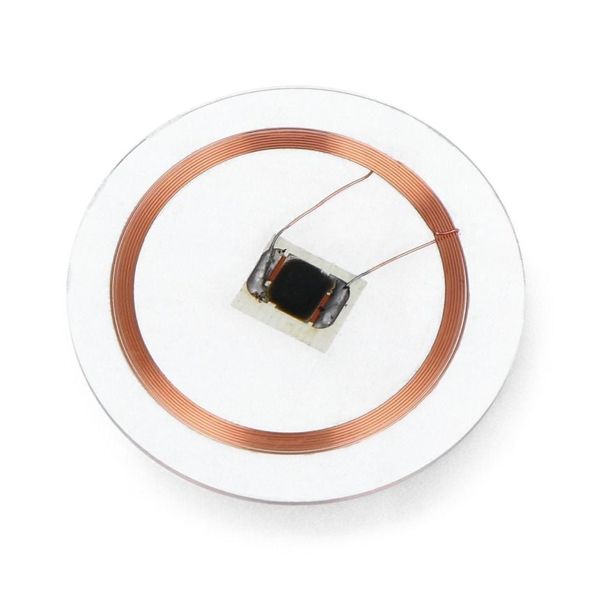 Gjennomsiktig RFID/NFC-tag med synlig kobberspole og sort brikke