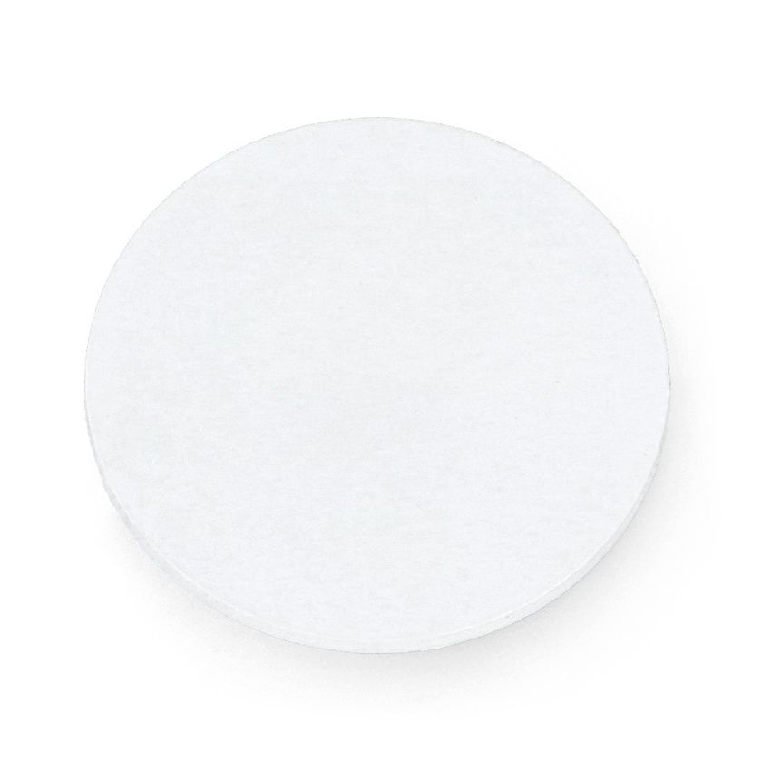 Hvit rund RFID/NFC-brikke med synlig flat overflate