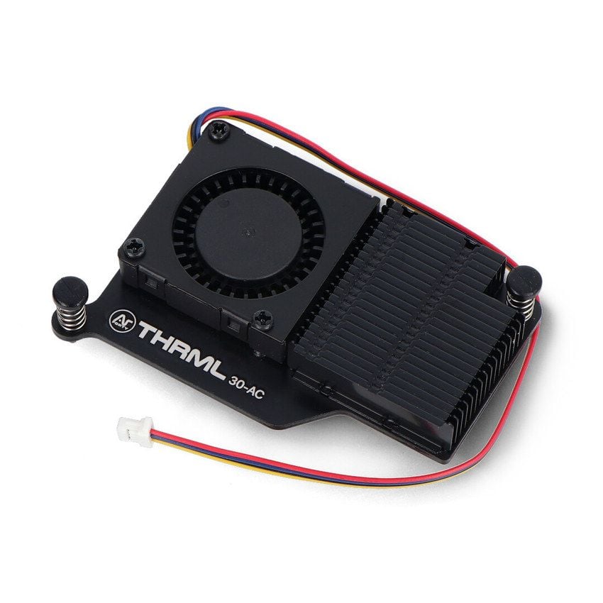 Kjølevifte med kjøleribbe for Raspberry Pi 5, vist fra skrå vinkel med kabel og festeskruer