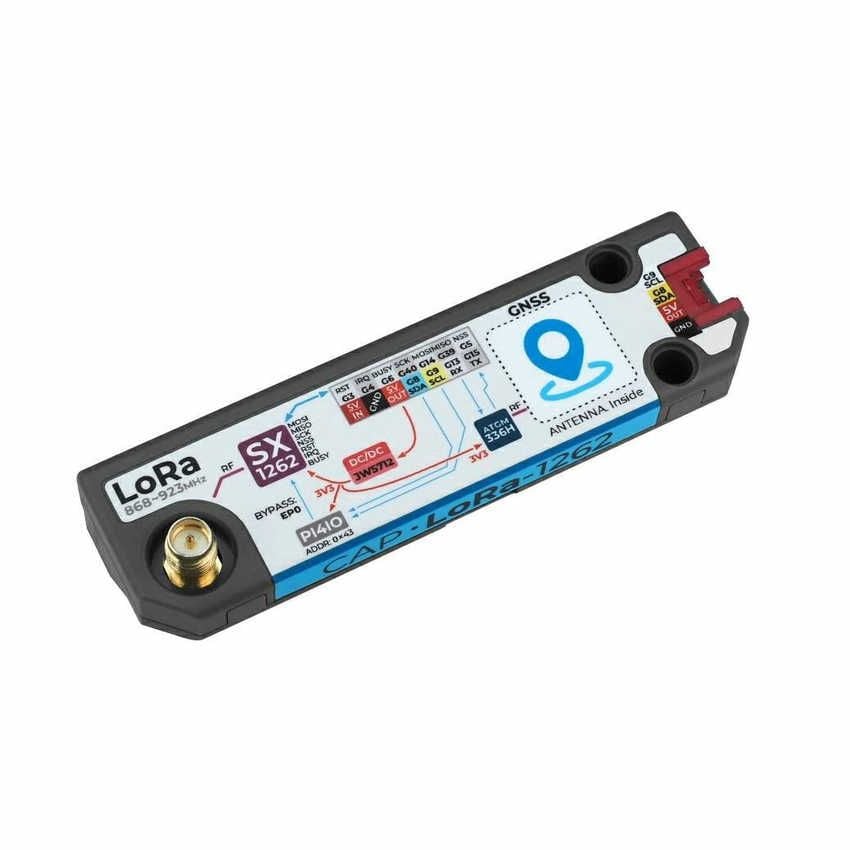 LoRa- og GNSS-modul for M5Stack Cardputer Adv vist i skrå vinkel med antennekontakt og tilkoblingsmerking