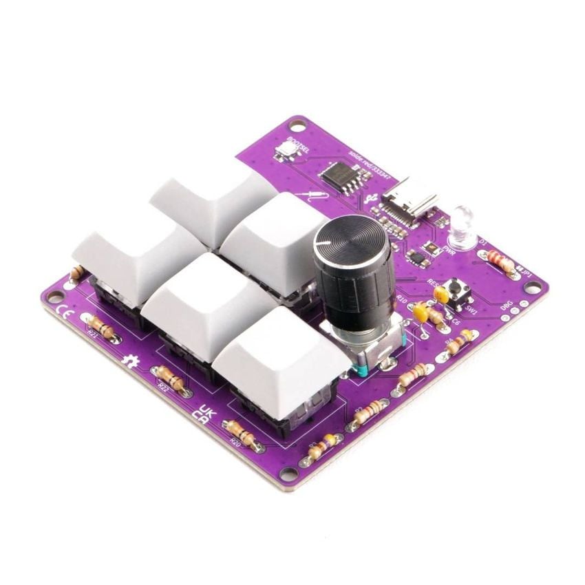 Soldered Macro Pad-sett med monterte taster, dreieknapp og RP2040-styrekort i vinkel