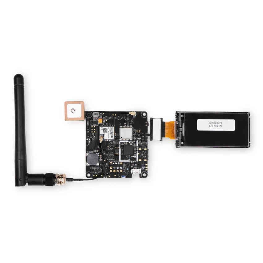 Meshtastic LoRa-modul sett fra baksiden med GPS-antenne, batteri og radioantenne