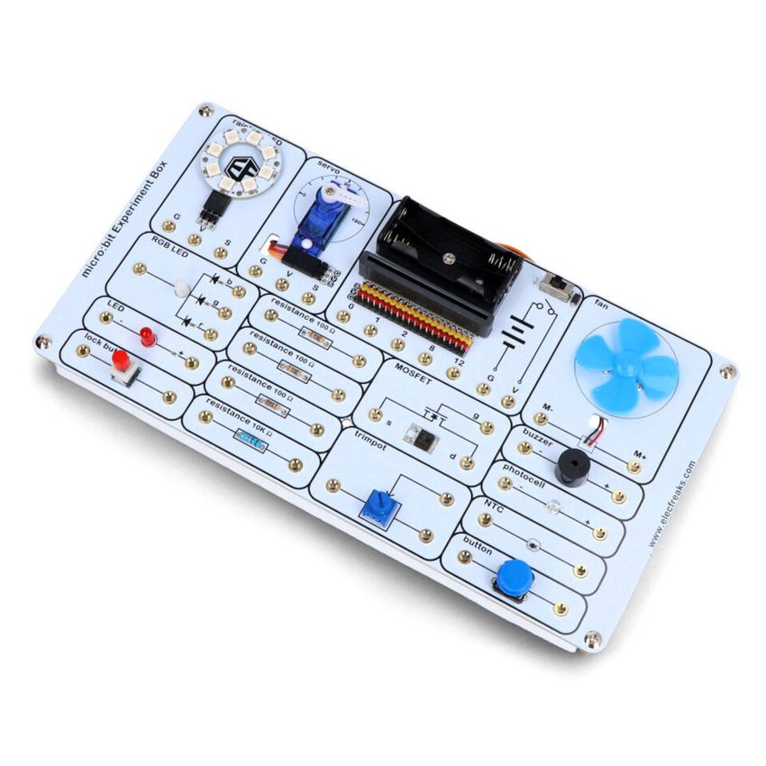 Eksperimentsett for BBC micro:bit med elektronikkort sett i skrå vinkel
