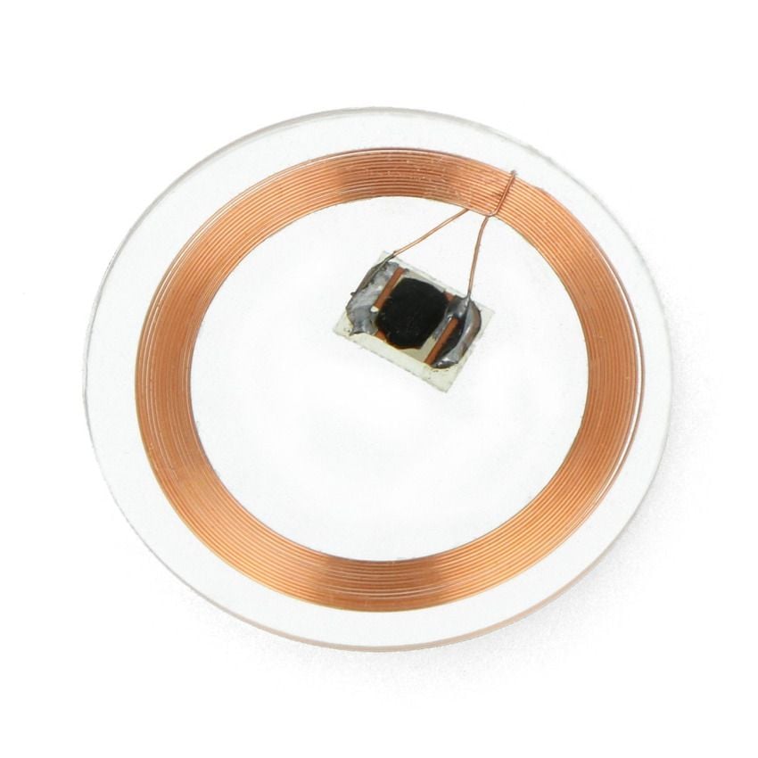 Gjennomsiktig MIFARE Classic RFID/NFC-tag med synlig kobberspole og brikke