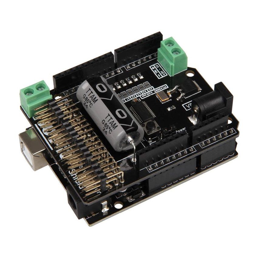 16-kanals PWM-servokontroller montert på Arduino-kort med skruterminaler og strømtilkobling