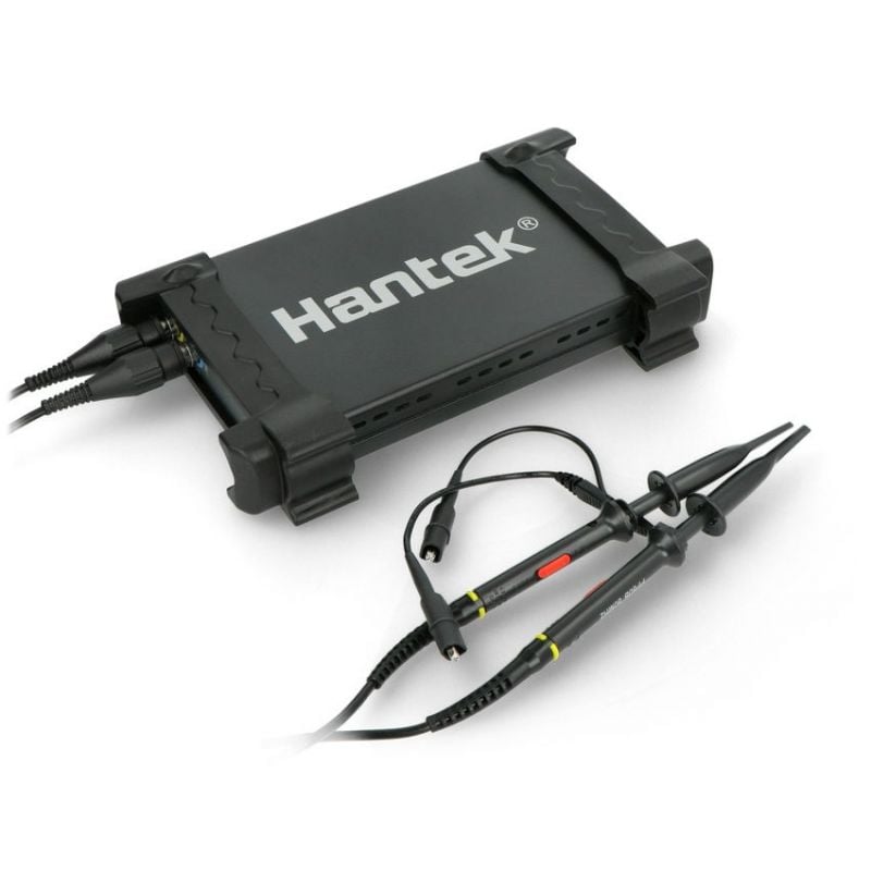 Hantek USB-oscilloskop i svart kapsling, vist i skrå vinkel