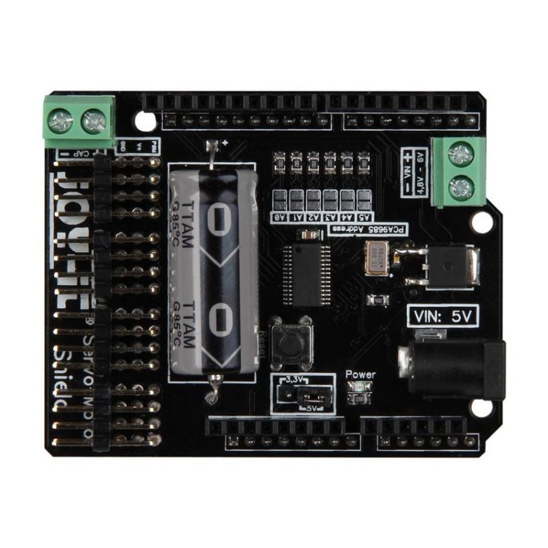 16-kanals PWM-servokontroller montert på Arduino-kort med skruterminaler og strømtilkobling