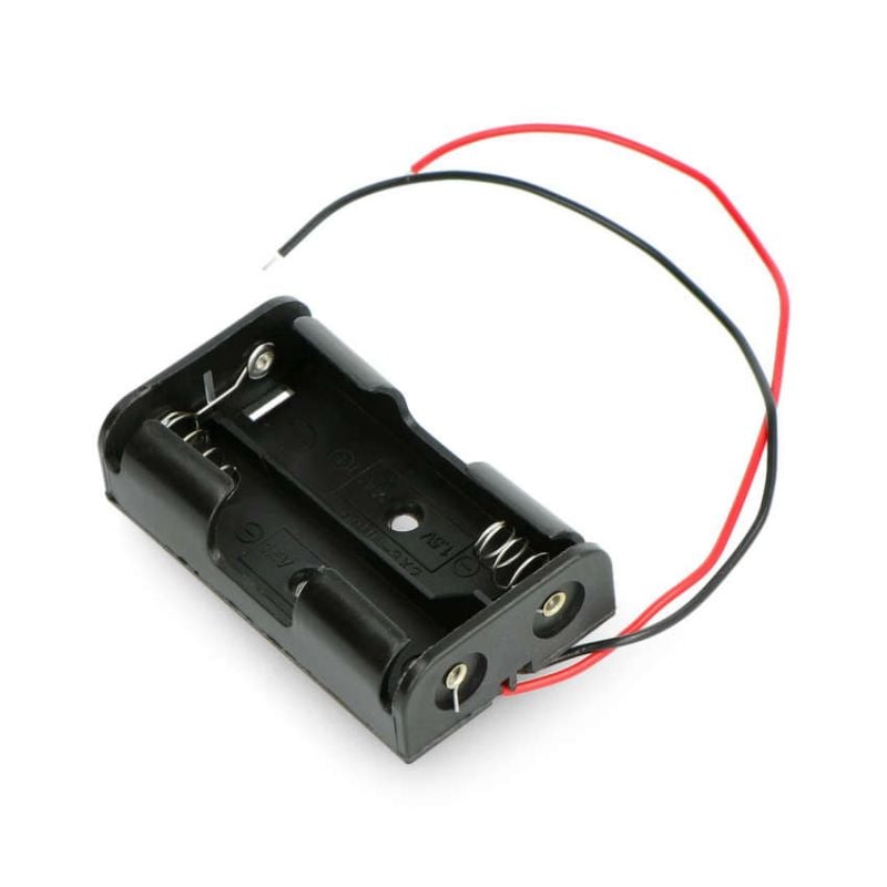 Batteriholder for to AA-batterier med røde og svarte tilkoblingsledninger, vist i vinkel