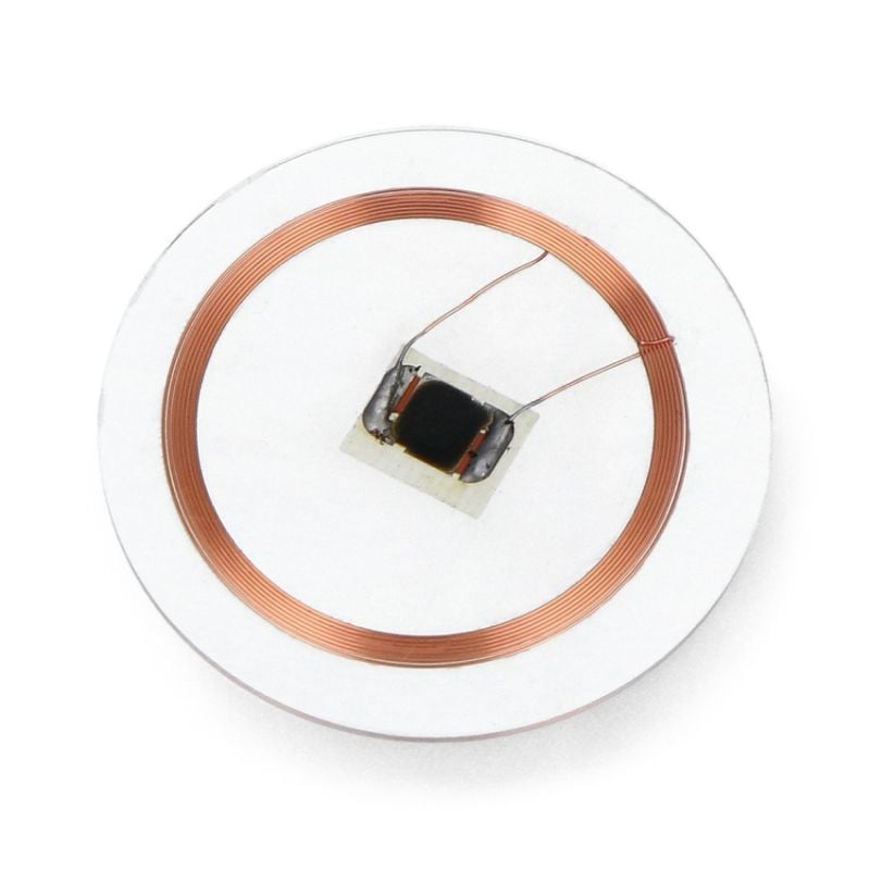 Gjennomsiktig RFID/NFC-tag med synlig kobberspole og sort brikke