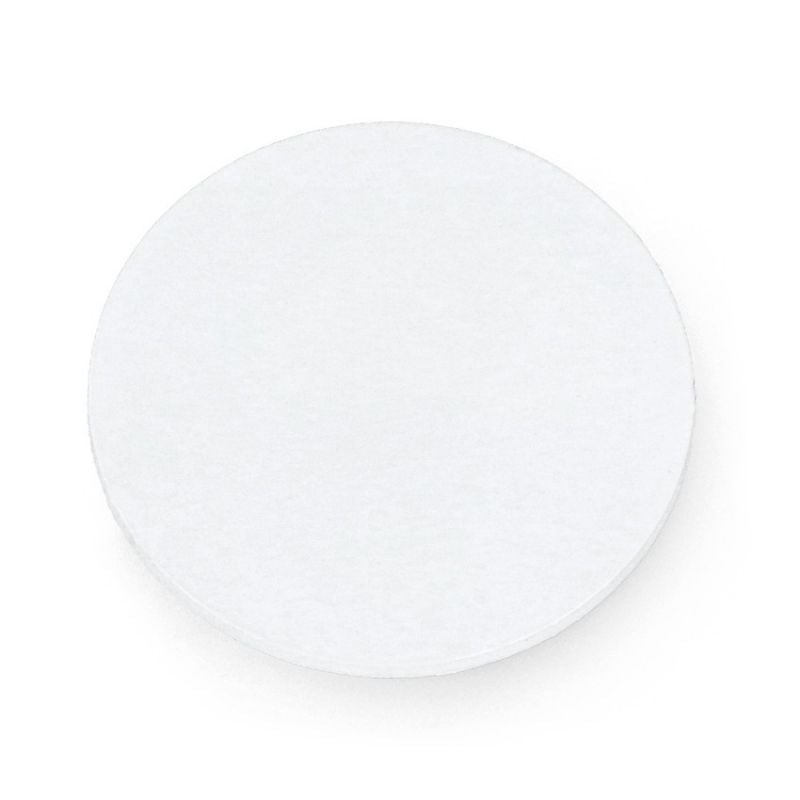 Hvit rund RFID/NFC-brikke med synlig flat overflate
