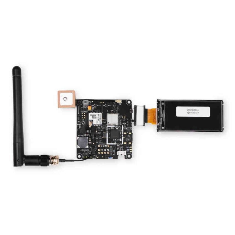 Meshtastic LoRa-modul sett fra baksiden med GPS-antenne, batteri og radioantenne