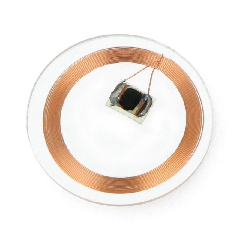 Gjennomsiktig MIFARE Classic RFID/NFC-tag med synlig kobberspole og brikke