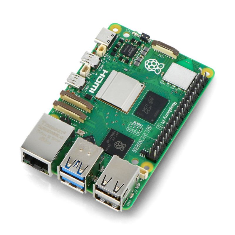 Raspberry Pi 5-kort med synlige USB-, nettverks- og videokontakter