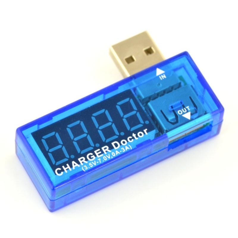 USB-måler for strøm og spenning med blått kabinett og USB-inngang og -utgang