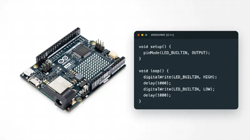 Arduino Uno R4 WiFi ved siden av en Arduino-skisse som får den innebygde LED-en til å blinke med digitalWrite og delay