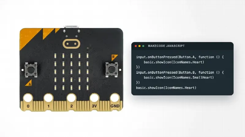 BBC micro:bit V2 sett forfra med LED-skjerm og knappene A og B, ved siden av MakeCode JavaScript som viser et hjerte