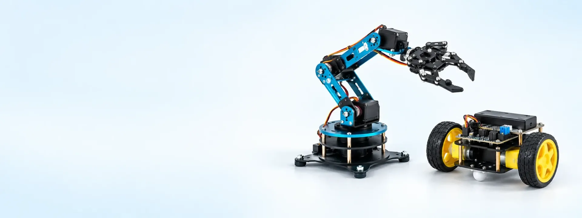 Robotarm med gripeklo og robotbil med gule hjul