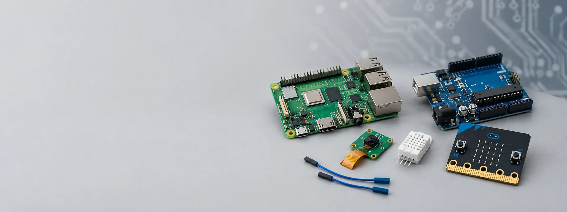 Raspberry Pi, Arduino, BBC micro:bit, kameramodul og temperatursensor på lys grå bakgrunn