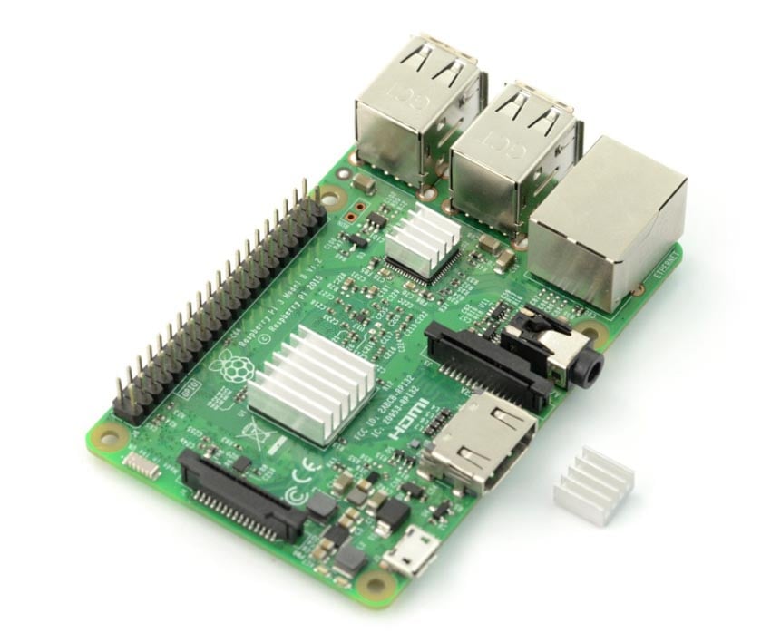Raspberry Pi med monterte kjøleribber.