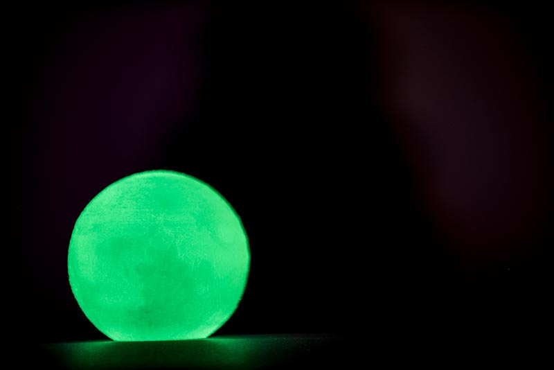 PLA Gleaming Green &ndash; fluorescerende filament som endrer farge fra melkeaktig/gulaktig til selvlysende gr&oslash;nn i m&oslash;rket under p&aring;virkning av lys.