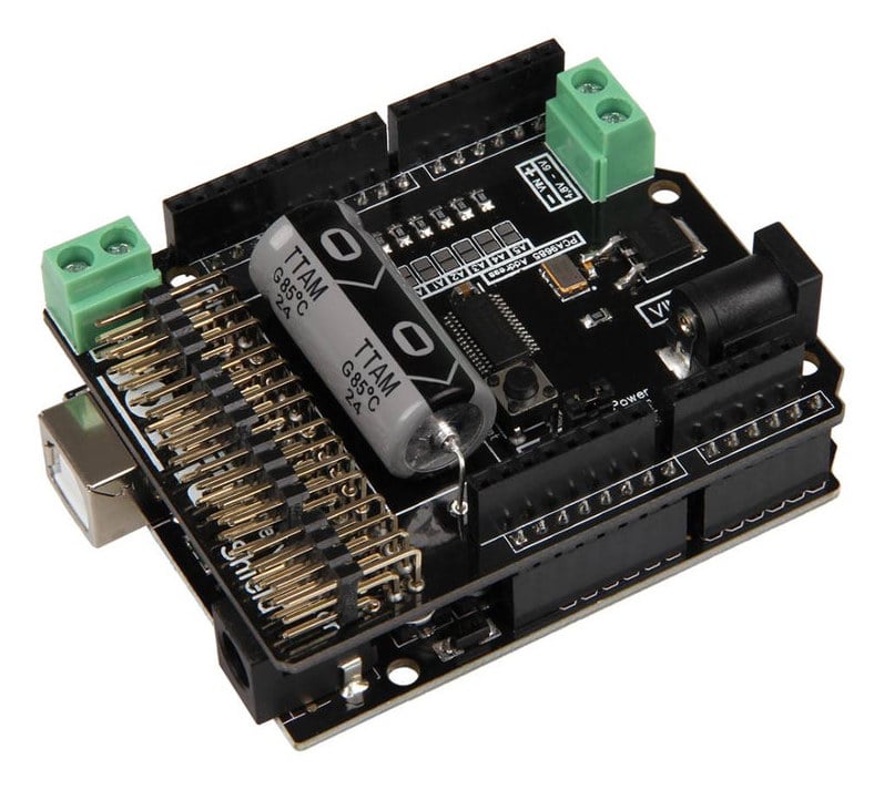 16-kanals PWM-servokontroller montert på Arduino med strømtilkoblinger