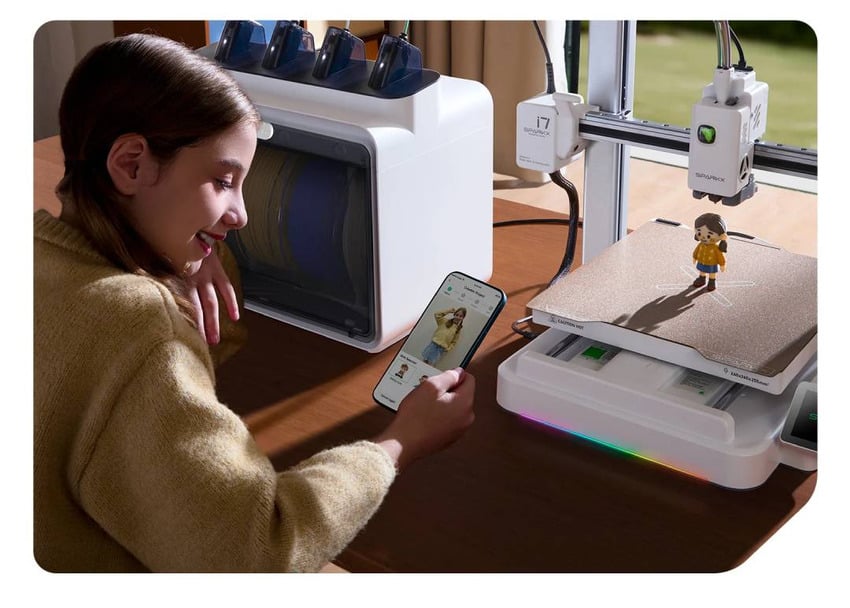 3D-printer i bruk med flerfargemater og mobilstyring