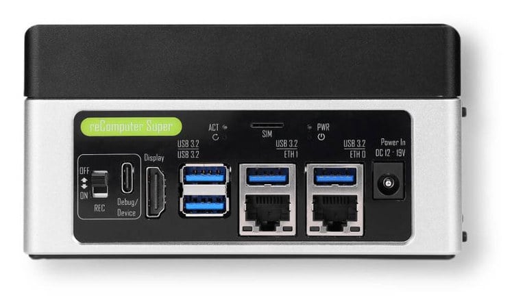 AI-minidatamaskin sett bakfra med USB-porter, nettverksporter og strømtilkobling