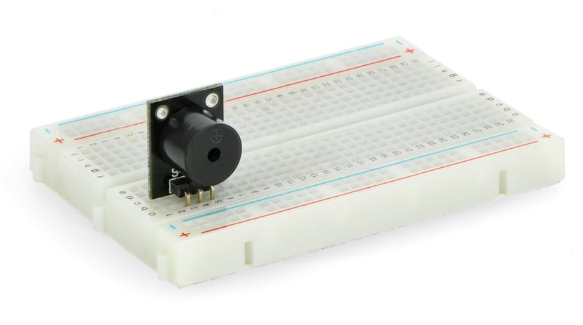 Aktiv buzzermodul montert p&aring; et hvitt koblingsbrett for prototyping