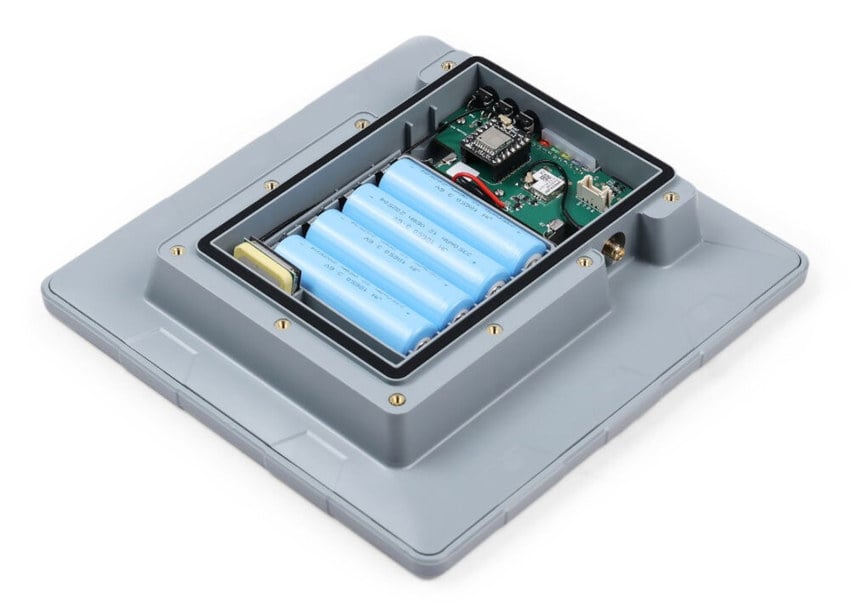 Åpen SenseCAP Solar Node P1-Pro med batterier og intern elektronikk