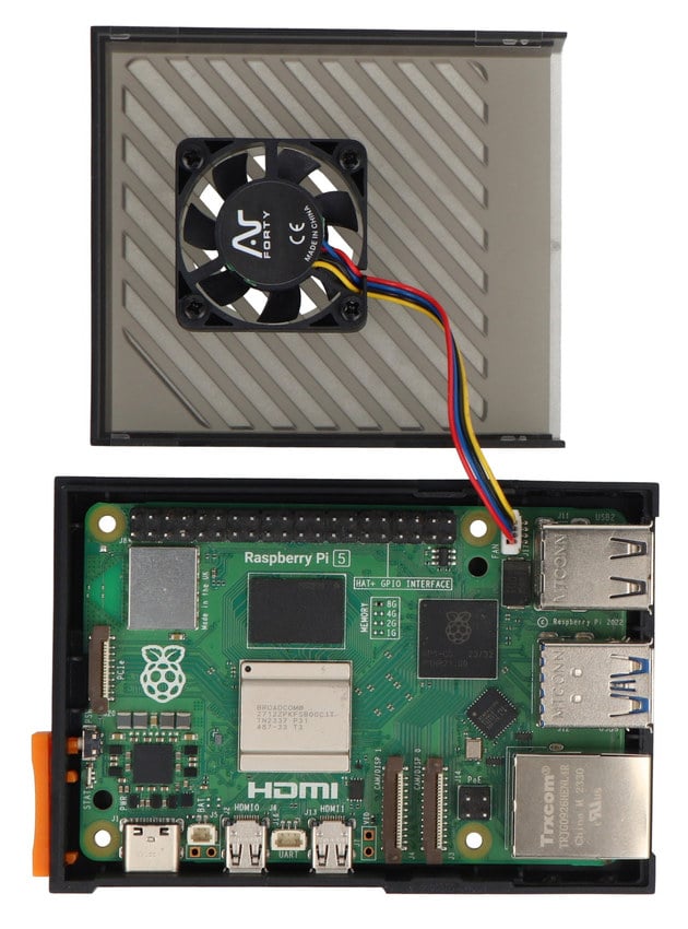 Åpent Raspberry Pi 5-kabinett med topplokk, 30 mm-vifte og kretskort