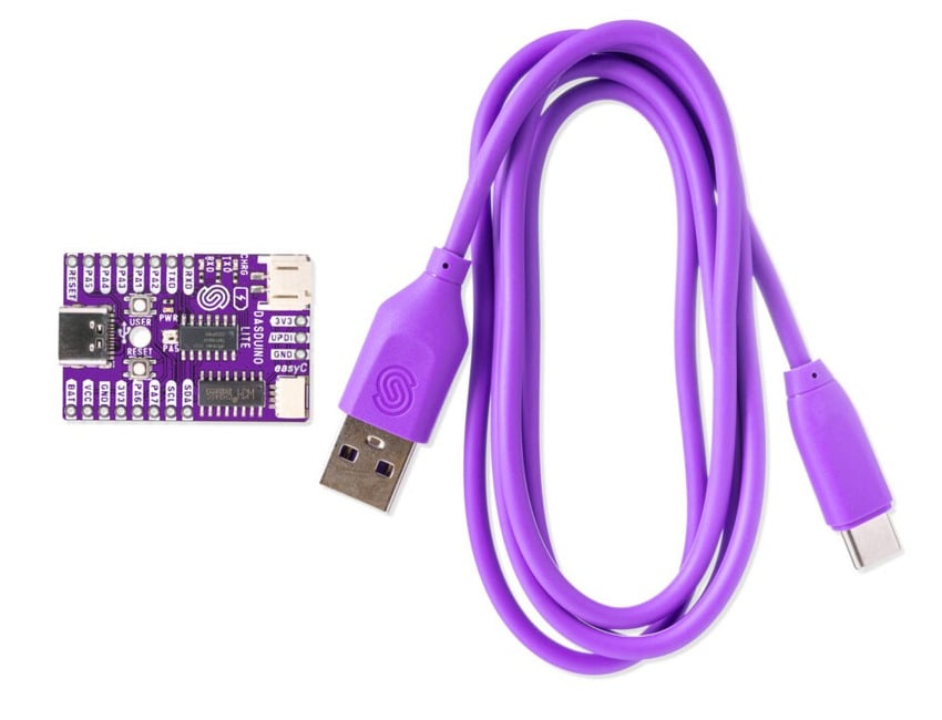 ATtiny1604-utviklingskort plassert ved siden av en USB-C-kabel