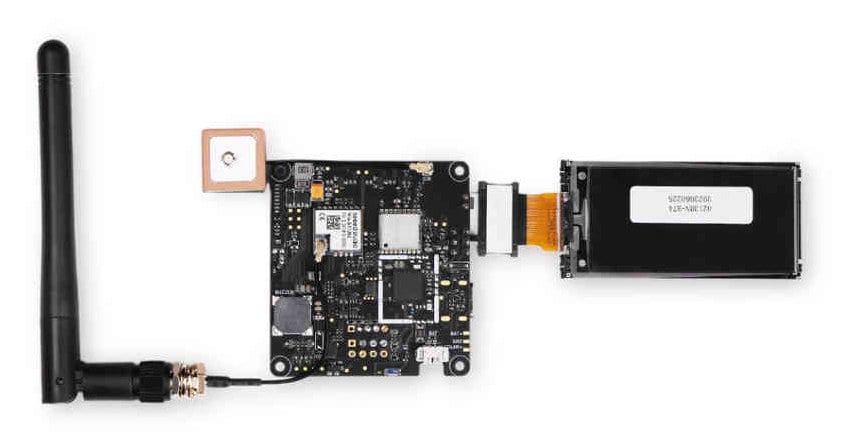 Baksidevisning av LoRa Mesh-modul med tilkoblet E-Ink-skjerm og GPS-enhet