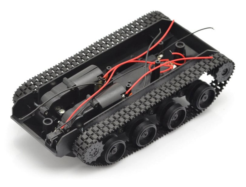 Belteg&aring;ende robotchassis med &aring;pnet toppdeksel, DC-motorer og ledninger