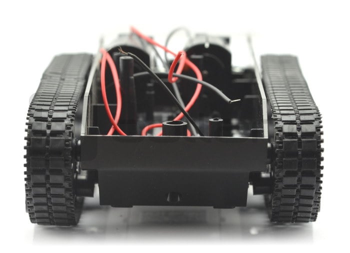 Belteg&aring;ende robotchassis sett forfra med belter og tilkoblingsledninger