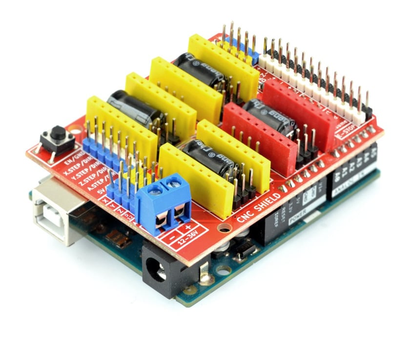 CNC Shield montert på Arduino-kort med motorstyrermoduler og kontaktrekker