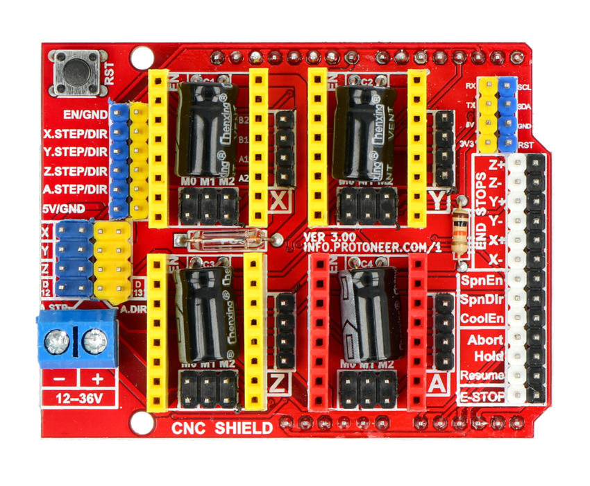 CNC Shield sett ovenfra med fire motorstyrermoduler og skruterminal