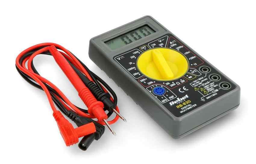 Digitalt multimeter med røde og svarte måleledninger ved siden av apparatet