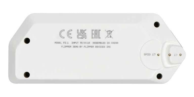 Flipper Zero sett bakfra med teknisk merking og GPIO-kontakter