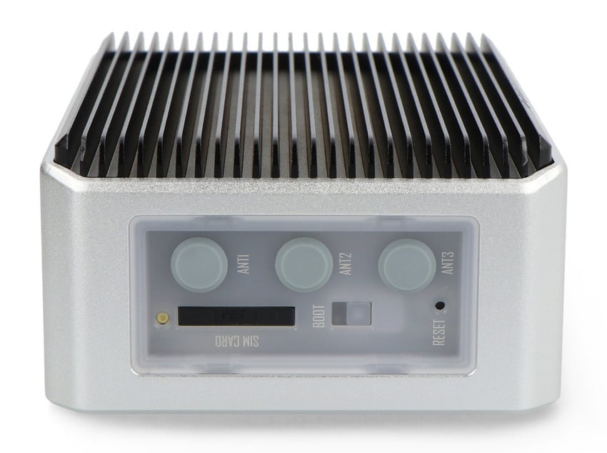 Fronten på reComputer R1035-10 med antennetilkoblinger og resetknapp