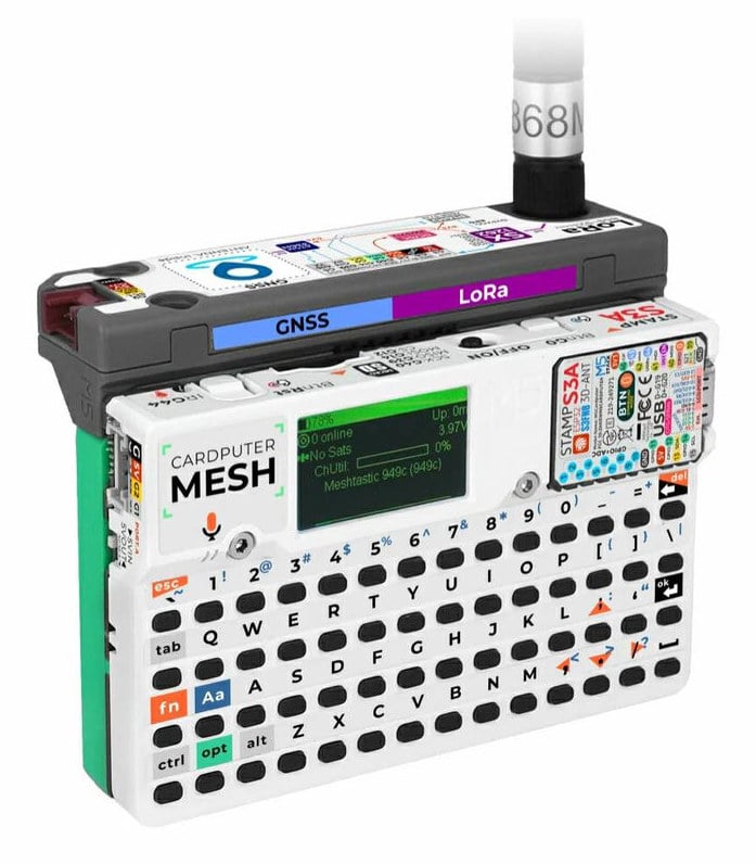 H&aring;ndholdt LoRa Mesh-datamaskin med tastatur, skjerm og antenner