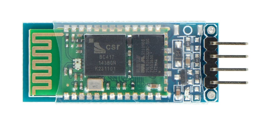 HC-05 Bluetooth-modul sett ovenfra med antenne og kortkomponenter