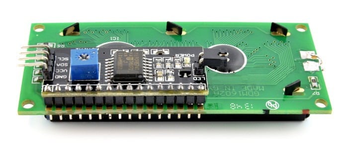 HD44780 LCD-skjerm med I2C-adapter montert på baksiden