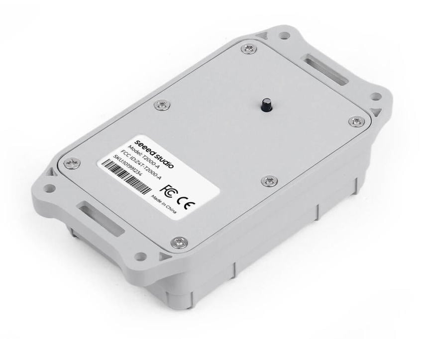 Industriell LoRaWAN-sporingsenhet sett fra undersiden med festepunkter