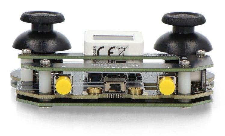 Joystickkontroller fra siden med styrespaker, knapper og kretskort