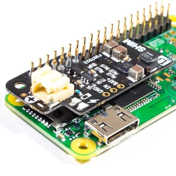 LiPo SHIM-str&oslash;mforsyningskort montert p&aring; en Raspberry Pi med JST-kontakt