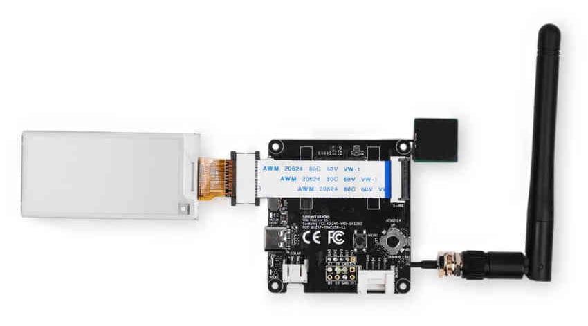 LoRa Mesh-modul med E-Ink-skjerm og GPS-modul sett ovenfra