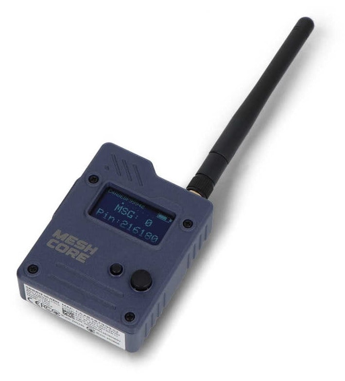 LoRa MeshCore-node med antenne og OLED-skjerm sett i skr&aring; vinkel